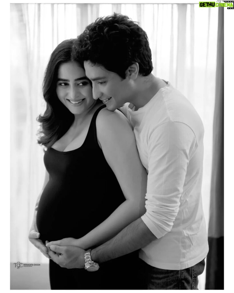 Ridhima Ghosh Instagram - You + me = three! 💞 #babycomingsoon 📷: @tathagataghosh HMUA: @nooralambabai Styled by: @horeayan 📍: @novotelkolkata