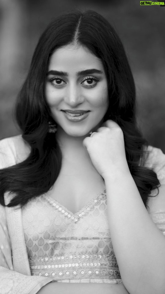 Ridhima Ghosh Instagram - Painting my happy moments in shades of black & white. 🖤 ✨ #jabwemetsong #monochrome #photoreels