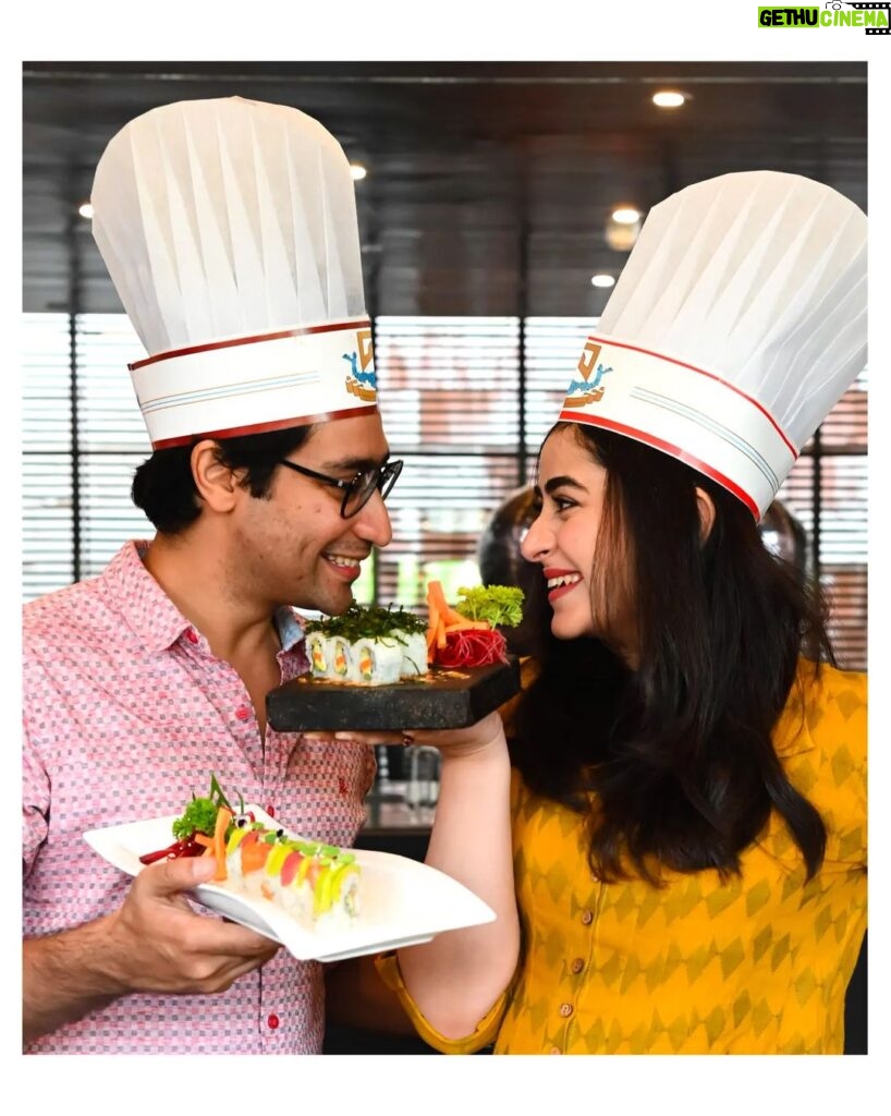 Ridhima Ghosh Instagram - All for Sushi love!! 🍣 This year right before #SushiDay, we learnt the art of preparing the dish at #ITCSonar's 'Pan Asian'. @t2telegraph @t2pramita @itchotels 📷: @bhldr.79 #sushilovers #worldsushiday