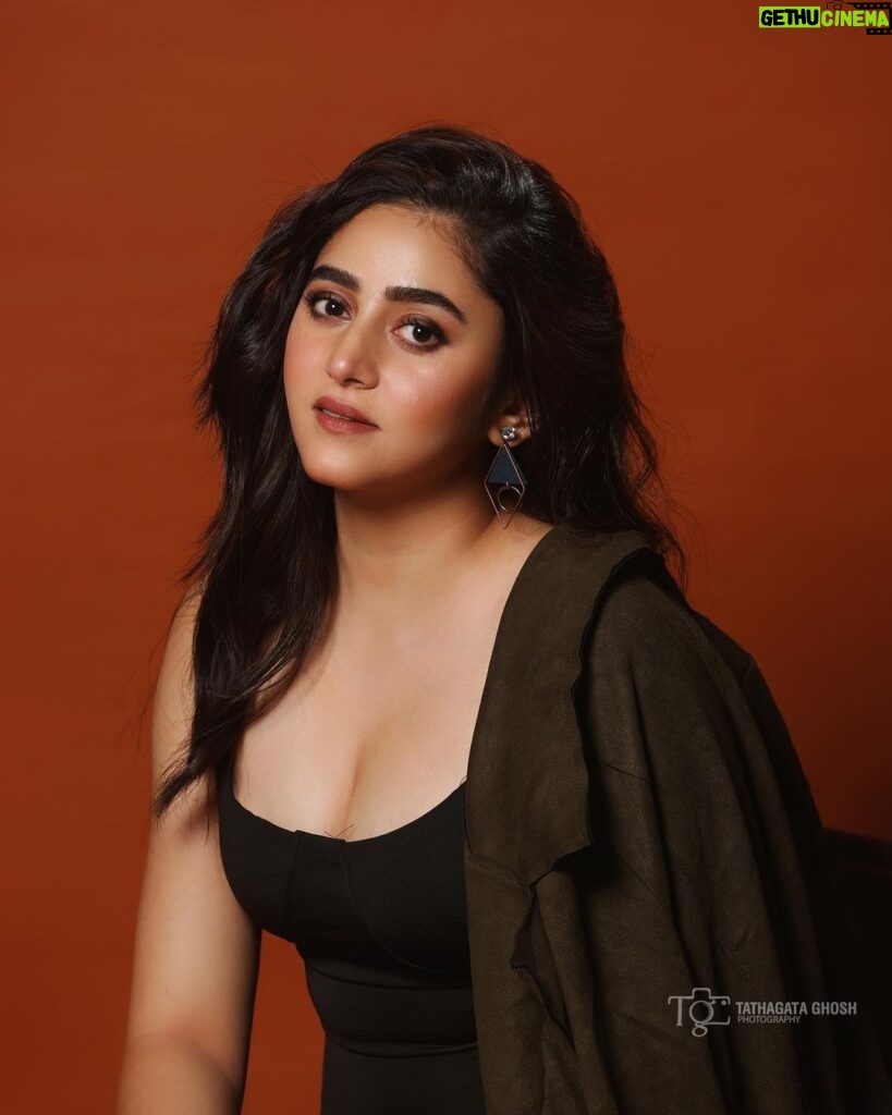 Ridhima Ghosh Instagram - Be yourself, there is no one better! 🖤 Photograph: @tathagataghosh Styling: @horeayan Hair & Makeup: @sumitdas1095