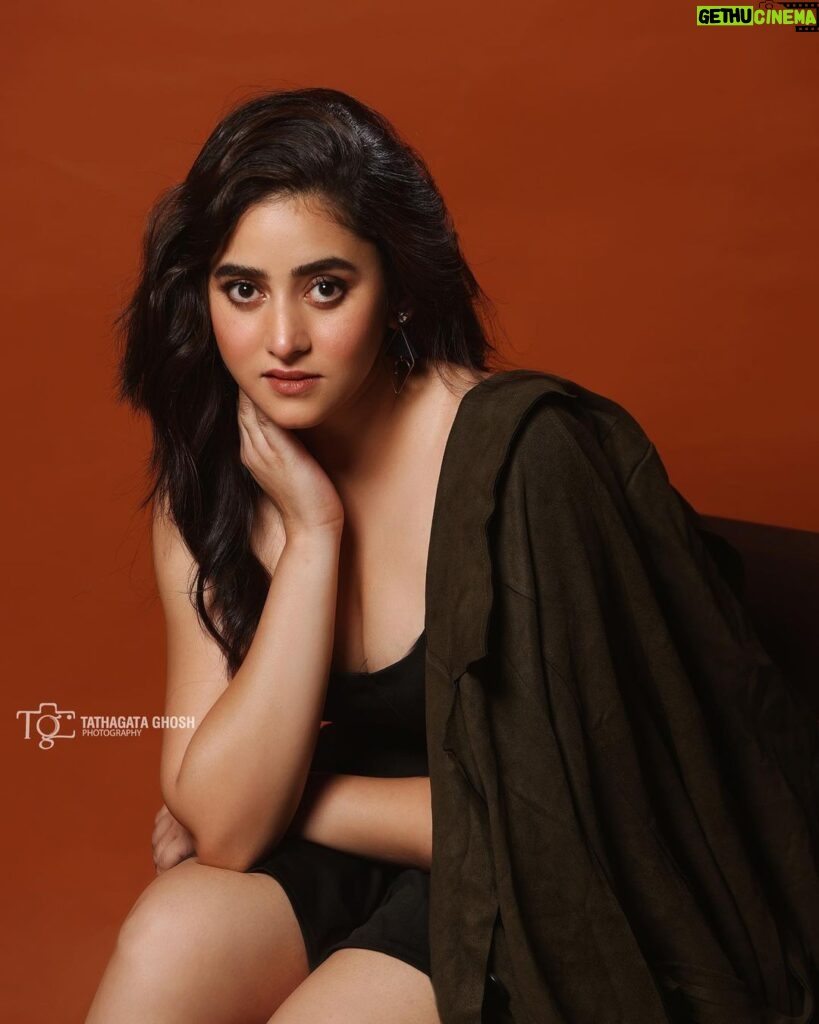 Ridhima Ghosh Instagram - You caught me staring, But i caught you staring back! 👀 Photograph: @tathagataghosh Styling: @horeayan Hair & Makeup: @sumitdas1095