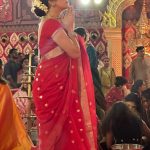 Ridhima Pandit Instagram - Shubh Navami.. this Navratri has been special for many reasons :) yesterday visiting Maa’s pandal and seeking her blessings was the absolute best 😌🙏.. Had kept this saree by @mintnoranges for a special occasion. Yesterday was just perfect 😇 adorned the look by my Mothers Temple jewelry 😌.. #indian #traditions #navratri #duggadugga #sareelover #templejewellery