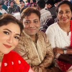 Ridhima Pandit Instagram - Shubh Navami.. this Navratri has been special for many reasons :) yesterday visiting Maa’s pandal and seeking her blessings was the absolute best 😌🙏.. Had kept this saree by @mintnoranges for a special occasion. Yesterday was just perfect 😇 adorned the look by my Mothers Temple jewelry 😌.. #indian #traditions #navratri #duggadugga #sareelover #templejewellery