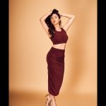 Ridhima Pandit Instagram - Hey Siriii.. Play haaye Raama yeh kya hua . . . . Shot by- @pradhumna.sharma Makeup- @meenalvidhani Hair- @makeupdiarybyrk Styled by: @_anushkapuri_ Outfit- @coverstoryfsl Accessories- @anaqajewels Haathphool- @funkymaharani Assisted by-@stylebygull . . #ridhimapandit