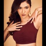 Ridhima Pandit Instagram - 🤎🤎🤎 . . . . Shot by- @pradhumna.sharma Makeup- @meenalvidhani Hair- @makeupdiarybyrk Styled by: @_anushkapuri_ Outfit- @coverstoryfsl Accessories- @anaqajewels Haathphool- @funkumaharani Assisted by-@stylebygull . . #ridhimapandit