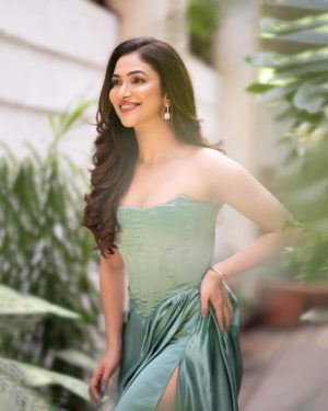 Ridhima Pandit Instagram - "Let your smile change the world, but don't let the world change your smile." 😃
.
.
.

📸: @nikhil.p.sawant
👗: @krishi1606
Wearing a custom creation by : @priyanshiij_
Accessories : @milsilaccessories
💄 : @mua_blissvinali
Hair : @makeupby.apurva
.
.
#ridhimapandit