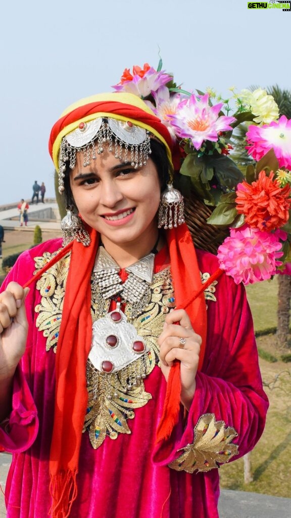 Rithika Tamil Selvi Instagram - Tried the traditional dress of Kashmir “PHERAN”😃 . . . . . #rithika #tamil_rithika #rithikatamilselvi #kashmirtraditionaldress #kashmirtourism #kashmir #kashmirdress #pheran #lovetravel
