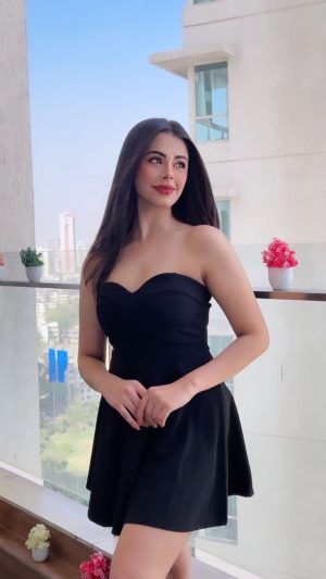 Ritika Badiani Instagram - Uff 🖤 

Wearing @a.la.modebyakanksha 🫶🏻 

#RitsBadiani #RitikaBadiani 
#Trending #Uff