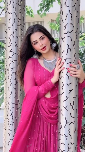 Ritika Badiani Instagram - Tu bhi kabhi boldey! 💓 
 
 Wearing @labelshey 🫶🏻 

#RitsBadiani #RitikaBadiani