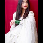 Ritika Badiani Instagram - Socha likhoon kuch , Dil mein jo hai baatien kuch, Poonch loon aapse sawal kuch, Kya karte ho humse pyaar sach much? -RB ♥️ #RitsBadiani #RitikaBadiani
