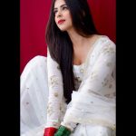 Ritika Badiani Instagram - Socha likhoon kuch , Dil mein jo hai baatien kuch, Poonch loon aapse sawal kuch, Kya karte ho humse pyaar sach much? -RB ♥️ #RitsBadiani #RitikaBadiani