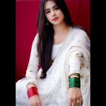 Ritika Badiani Instagram - Socha likhoon kuch , Dil mein jo hai baatien kuch, Poonch loon aapse sawal kuch, Kya karte ho humse pyaar sach much? -RB ♥️ #RitsBadiani #RitikaBadiani