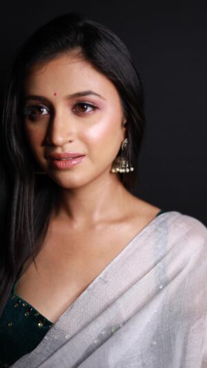 Ritika Shrotri Instagram - Jhumka ✨

Muah @swatighodke_mua_official 
Outfit @fragrance_designs 

#jhumka #reelitfeelit #reels #trending #saree #dance #groove