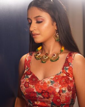Ritika Shrotri Instagram - 🌹 

Muah @swatighodke_mua_official 
Outfit @fragrance_designs 
Pc @kaus_tube 
Jewellery @tantuh_wirehandmadeartistry 

#red #traditional #elegance #photooftheday #fashion #outfit