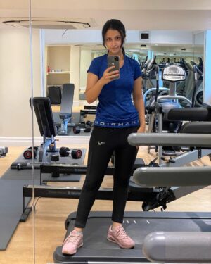 Ritika Shrotri Instagram - Objects in the mirror are more dangerous than they appear 🙃

#photooftheday #gym #time #just #mirror #selfie