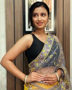 Ritika Shrotri Instagram - Mom’s saree 💛 

#saree #traditional #simple #outfit #promotions