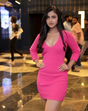 Ritika Shrotri Instagram - तेरी आँखों का भी कुछ हल्का गुलाबी रंग था
ज़ेहन ने मेरे भी अब के दिल को समझाया नहीं
@shrotriritikaofficial 🩷