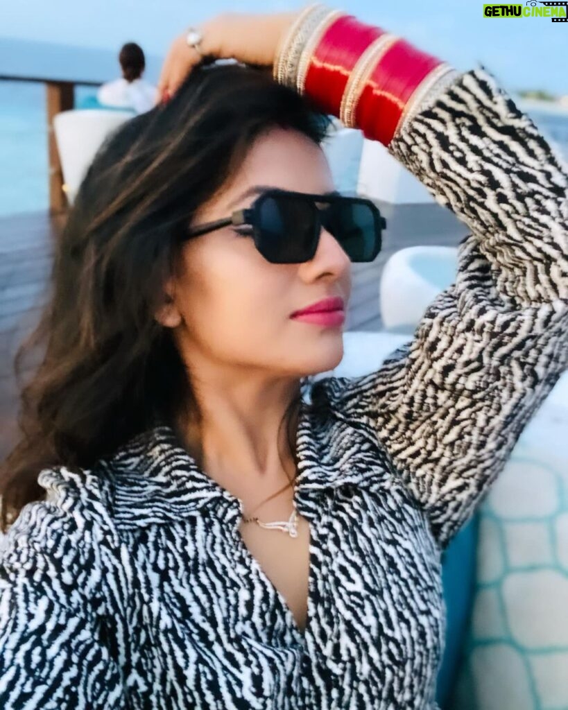 Riya Dey Instagram - Look at me😍❤️ #swipeleft ⬅️ #instapost #pose #swag #classy #sassy #selfie #selfietime #love #live #laugh #loveyourself #actress #riyadey Adaaran Prestige Vadoo