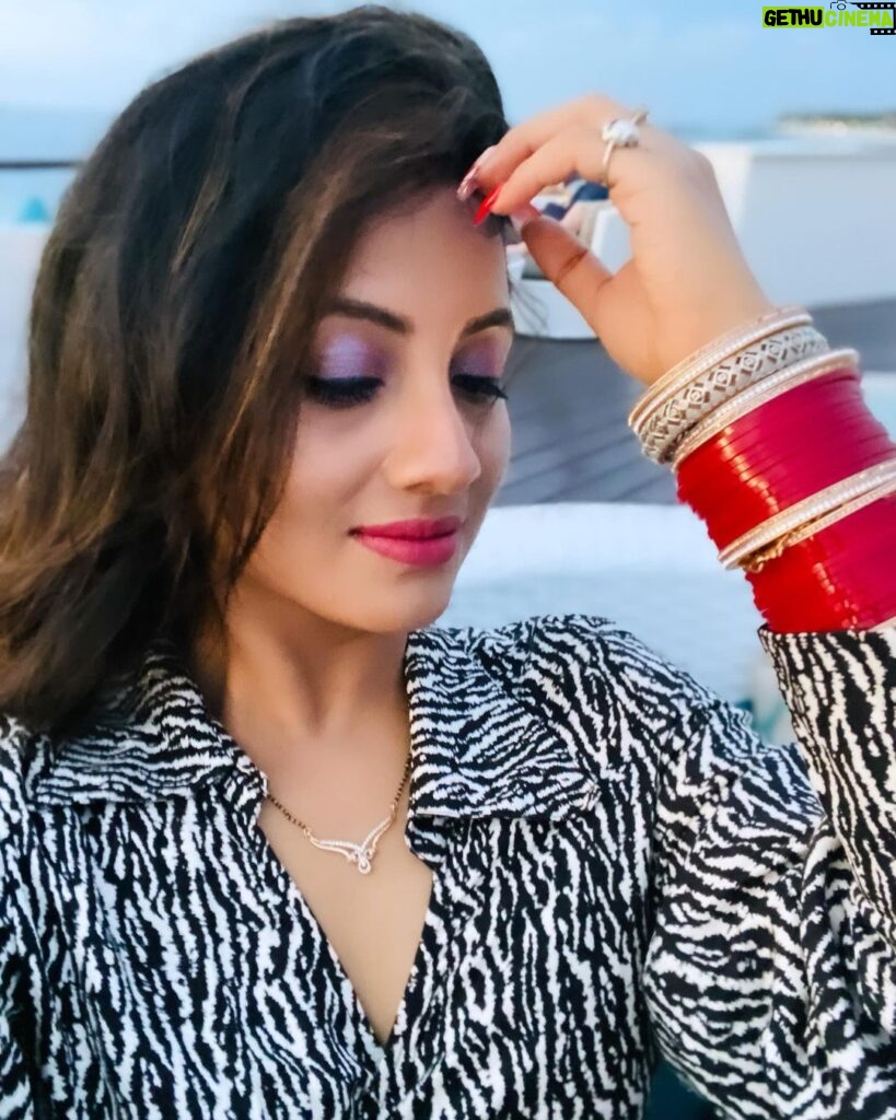 Riya Dey Instagram - Look at me😍❤️ #swipeleft ⬅️ #instapost #pose #swag #classy #sassy #selfie #selfietime #love #live #laugh #loveyourself #actress #riyadey Adaaran Prestige Vadoo