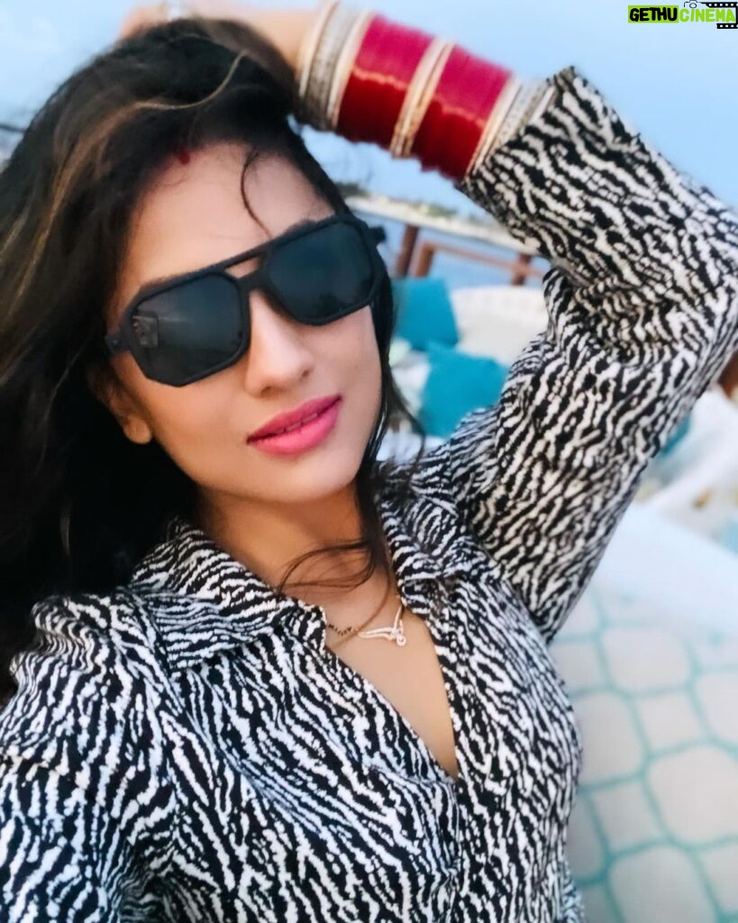 Riya Dey Instagram - Look at me😍❤️ #swipeleft ⬅️ #instapost #pose #swag #classy #sassy #selfie #selfietime #love #live #laugh #loveyourself #actress #riyadey Adaaran Prestige Vadoo