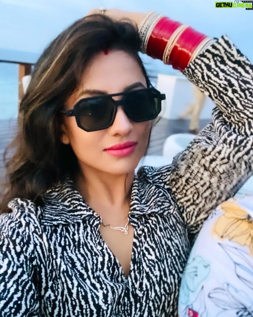 Riya Dey Instagram - Look at me😍❤️ #swipeleft ⬅️ #instapost #pose #swag #classy #sassy #selfie #selfietime #love #live #laugh #loveyourself #actress #riyadey Adaaran Prestige Vadoo