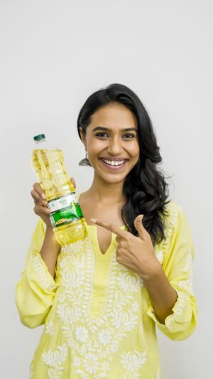 Riyaa Subodh Instagram - My work profile in the fashion industry needs me to be fit and fabulous at all times. But being fit doesn’t mean I can’t have my favourite food! With Emami Healthy and Tasty Ultralite Soyabean Oil, I enjoy my food without worrying about feeling heavy after eating. Why?
Because this oil is 
- Light in colour
- Less sticky
- Low in absorption 
 
And just like me, you can do the same. Switch your regular cooking oil with Emami Healthy and Tasty Ultralite Soyabean Oil today kyonki #SirfYahiHaiUltralite! Share your recipes and don’t forget to tag @emamihealthyandtasty and use #SirfYahiHaiUltraLite 

#emamihealthyandtasty #ultralite #lightfood #ultralitefood #emamiultralite #ultralitesoyabeanoil #emamiultralitesoyabeanoil #sirfyahihaiultralite #lightoil #halkaoil #healthyoil #healthy&tasty #ultraliterecipes