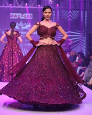 Riyaa Subodh Instagram - Walked for @dazzles_studio 
In @mysorefashionweek @jayanthiballal 
Show director @parimalmehhta @blanckanvasmedia 
Styled by @bharatg18 
Clicked by @anujmalkanphotography 
.
.
.
#runway #runwaymodel #indian #indianmodel #happyme #thankyougod #indianmodel #weddingdress #sundayvibes  #fashionmodel #fashionshow
