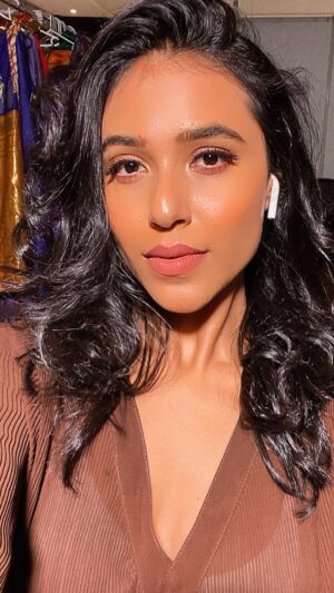 Riyaa Subodh Instagram - हुस्न-परचम। 🤎 
.
.
.
#reelitfeelit #reelkarofeelkaro #reelsinstagram #reelit #reelsvideo #modellife #modelling #showtime #indian #transition