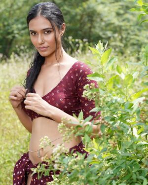 Riyaa Subodh Instagram - Look close enough and you’ll see inside my soul. 

.

💄 @eshaasikka 
.
.
.
.

.
.
.
#raw #real #ootd #brownskingirls #brownskin #gujju #modellife #indian #thankyougod #happyme #ilovemyjob