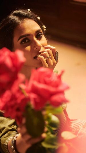 Riyaa Subodh Instagram - आँखो ही आँखो में। ❤️ 
.
.
.
.
.
#reelitfeelit #reels #reelsinstagram #reelkarofeelkaro #reelsvideo #shayri #inlove #reality #realme #modellife