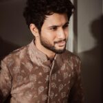 Rohit Suresh Saraf Instagram – #Meghank Mehendi Night♥️

Wearing @sawangandhiofficial 

@kadamajay @saloniparekh__ @jaineeebheda @imtiaz_makeup @styled_by_tanik