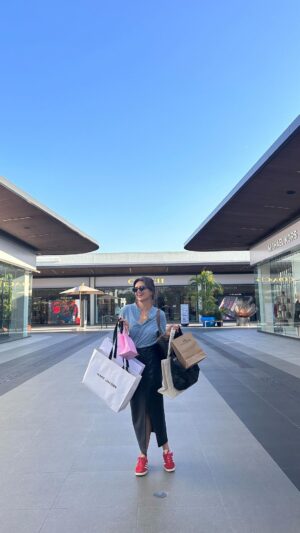 Roshni Chopra Instagram - Shopaholic’s add this to your reasons to visit Bangkok NOW ‼️🛍️✨ the shopping @siampremiumoutletsbangkok is AMAZE with everything from LUXURY DESIGNERS , Ready to Wear , to high street shopping at INSANE Discounts- with food options and even a play area from kids - it’s a MUST VISIT and only 45 minutes away from Bangkok! 
Pro-tip - go with your passport because you can claim a tax refund over and above the insane outlet mall prices ❤️🛍️ 

#SiamPremiumOutletsBangkok
#OutletBangkok #OutletThailand
#TheFirstPremiumOutletInThailand