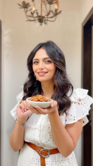 Roshni Chopra Instagram - Ad. Almonds are indeed an actor’s best-kept secret for maintaining skin health naturally
#StayBeautifulWithAlmonds #almonds #paidpartnership #collab