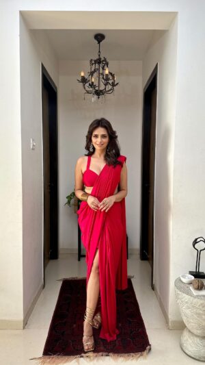 Roshni Chopra Instagram - Laal Ishq ❤️ in @anshikatakofficial (and the color of the season) ✨ did we like? 

#sari #drapesaree #indianwear #indianweddings #loveforlocal #rostyle #rovive