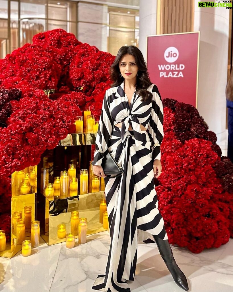 Roshni Chopra Instagram - ‘What a Wow’ night 💥❤️ the opening of @jioworldplaza changes the landscape of luxury retail in India , it’s a BIG moment and I’m so happy to be a part and witness to it 😍 thank you @_iiishmagish for a magical night & for bringing the best of Indian and international fashion under one roof 🫶 Wearing @reik.studio Make up @aafreenmakeupandhair #jioworldplaza