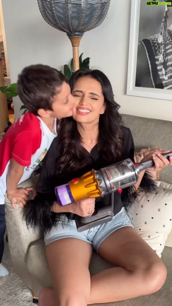 Roshni Chopra Instagram - 🏡#Rohome Diwali Cleaning has started in full swing - we took the DysonV12S detect slim Submarine for a test drive and I’m blown away by the new #WetandDry feature!! A GREAT investment for any home 🫶 @dyson_india #dysonindia #dysonv12 gifted