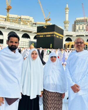 Saba Ibrahim Instagram - 6-3-2023 Alhamdulillah we performed our first UMRAH together ❤️🤲🏽
.
.
Aap sabki duaon ka, sath ka bohot shukriya..
Allah ne na jane kiski dua qubool kar li ho 🤲🏽
.
.
Maine bhi aap sabke liye dua ki hai ke sabko yeh din naseeb kare aur ekbar nahi baar baar kare 🤲🏽❤️
.
.
Ittefaq se umrah bhi 6th ko hua exactly shadi ke 4month complete hone wale din 🤲🏽
.
.
Duaayen aur saaf Niyat har khwahish qubool kara deti hain ❤️ 
.
.
Alhamdulillah and ma sha Allah for everything 
.
.
#sabakhalid#sabaibrahim#khalidniaz#ibrahimfamily#umrah2023#umrah#umrahwithfamily#umrahaftermarriage#mecca#meccasharif#saudiarabia