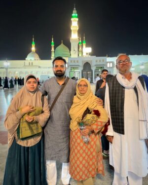 Saba Ibrahim Instagram - Labbaik ya Rasool Allah ﷺ 💚 
.
Alhamdulillah for everything.. 🙏🏻🤲🏽
.
.
Friends aap sabke liye dua ki hai 🤲🏽 Allah apko bhi yeh din dikhaye ❤️
Ameen 
.
.
#sabakhalid#sabakajahaan#khalidniaz