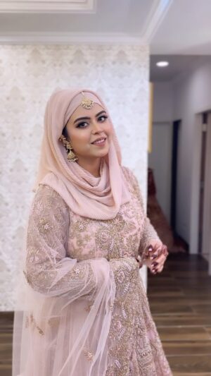 Saba Ibrahim Instagram - Khairaan teriyaan 🤲🏽❤️
.
.
Outfit - @asbaabofficial 

Makeup- @fatimasayyedmakeoversfsm 
Jewellary - @justjadaujewellery 
.
Henna - @hennabymehvish05 
Mehendi - @hennabymehvish05 
.
Captured by - @shot_by_abidk 
.
.
.
#sabaibrahim#sabakajahaan#sabakhalid#asbaab#photoshoot#bridalphotoshoot#collaboration
