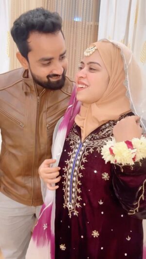 Saba Ibrahim Instagram - Ishaaron ishaaron mein 🖤
.
.
Outfit - @mehvish_creation 👗
.
.
.
.
#sabaibrahim#sabakajahaan#velvetoutfit#velvetsuits#velvetdress#velvetseason#love#couple#peace#sabasunny#sabakhalid
