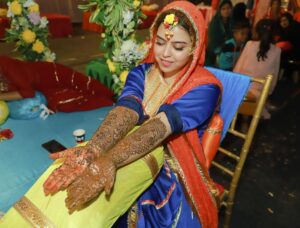 Saba Ibrahim Instagram - Yeh mehendi rang laayi hai ❤️🤲🏽🖤
.
.
Thanku @heena_mehendi_artist3738 and team mumbai se maudaha itne door aane ke liye aur itne pyar se behno k tarah mehendi lagane ke liye 🤗❤️
.
.
.
#sabasunnykishaadi#sabaibrahim#sabakajahaan#sabakhalid#sabasunny#sabakishaadi#sabakimehendi