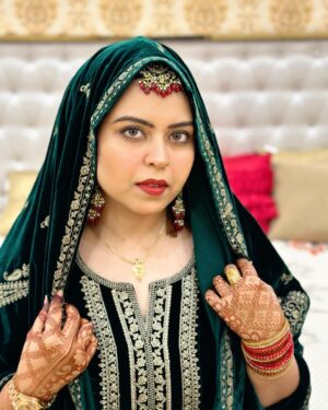 Saba Ibrahim Instagram - Tum jeete ho mujh mein..
Isiliye tumpe marti hu main 💚
.
.
.
#receptionlook#sabakajahaan#sabaibrahim#velvetsuits#velvetseason#winteroutfit#weddinglook#sabasunnykishaadi#sabasunny#sabakhalid#green#makeuplook#trending#postoftheday