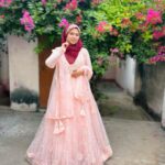 Saba Ibrahim Instagram - Khushnaseeb hoti hai wo aurat jo mard ki beshumar chaahato ki akeli waaris ho ❤️ . . #sabaibrahim#sabakajahaan#ibrahimfamily#baraatready#weddingseason#weddingoutfit Gusyari Bus Stop