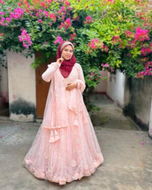 Saba Ibrahim Instagram - Khushnaseeb hoti hai wo aurat jo mard ki beshumar chaahato ki akeli waaris ho ❤️
.
.
#sabaibrahim#sabakajahaan#ibrahimfamily#baraatready#weddingseason#weddingoutfit