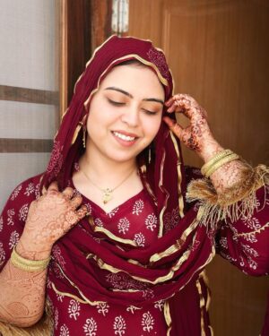 Saba Ibrahim Instagram - Duniya ka sabse khoobsurat ehsas yeh hai ke Mera Rab mujhse bohot pyar karta hai ❤️🤲🏽
.
.
ALHAMDUDULLILAH & MA SHA ALLAH FOR EVERYTHING ❤️🤲🏽
.
Outfit - @ak.batiq 
.
.
( aaj sunny ne pehle baar photos click ki, badi mushkil se yeh 4-5 pics achi aayi hai 🙈 Riza ki ki kami aur b zyada mehsus hui aaj ) 
.
.
.
#sabaibrahim#sabakajahaan#outfitcollaboration#akbatiq#sabakhalid#sabasunnykishaadi#sabakishaadi