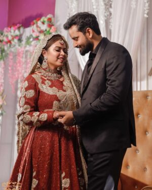 Saba Ibrahim Instagram - Walima ❤️ (please say ma sha Allah ) 
.
.
ThankYou for everything my baby 🥲❤️ @khalid_niaz01 
Itna pyar, izzat aur khushiyan dene ke liye shukriya.. ❤️
Mera har ek sapna pura karne ke liye shukriya..
ek ek wada nibhane ke liye dil se shukriya.. 🙏🏻
.
.
ALLAH tumhe humesha achcha rakhe 🤲🏻 👫
.
.
.
Capture - @theglamweddingofficial 
Makeup - @im_mr_ketzsolzofficial_ 
Hair - @shahingilani 
Events n decor - @vowsvachan @houseofvivaah 
.
.
#sabaibrahim#khalidniaz#sabasunnykishaadi#sabakishaadi#ibrahimfamily