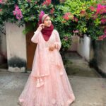 Saba Ibrahim Instagram - Khushnaseeb hoti hai wo aurat jo mard ki beshumar chaahato ki akeli waaris ho ❤️ . . #sabaibrahim#sabakajahaan#ibrahimfamily#baraatready#weddingseason#weddingoutfit Gusyari Bus Stop