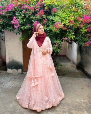 Saba Ibrahim Instagram - Khushnaseeb hoti hai wo aurat jo mard ki beshumar chaahato ki akeli waaris ho ❤️
.
.
#sabaibrahim#sabakajahaan#ibrahimfamily#baraatready#weddingseason#weddingoutfit