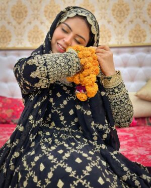 Saba Ibrahim Instagram - Mann mehekta hai kisi ki khushboo se..
Kaun rehta hai phool sa mujh mein.. ❤️
.
.
#mehendiready 
.
.
Thanku for the outfit bhabhi @ms.dipika 
.
.
.
#sabaibrahim#sabakajahaan#mehendiready#mehendifunction#sabasunny#sabakhalid