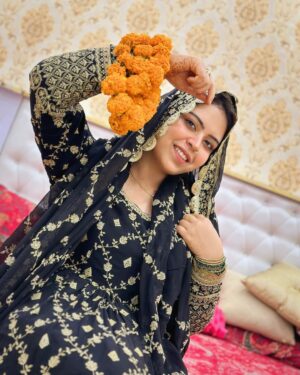 Saba Ibrahim Instagram - Mann mehekta hai kisi ki khushboo se..
Kaun rehta hai phool sa mujh mein.. ❤️
.
.
#mehendiready 
.
.
Thanku for the outfit bhabhi @ms.dipika 
.
.
.
#sabaibrahim#sabakajahaan#mehendiready#mehendifunction#sabasunny#sabakhalid